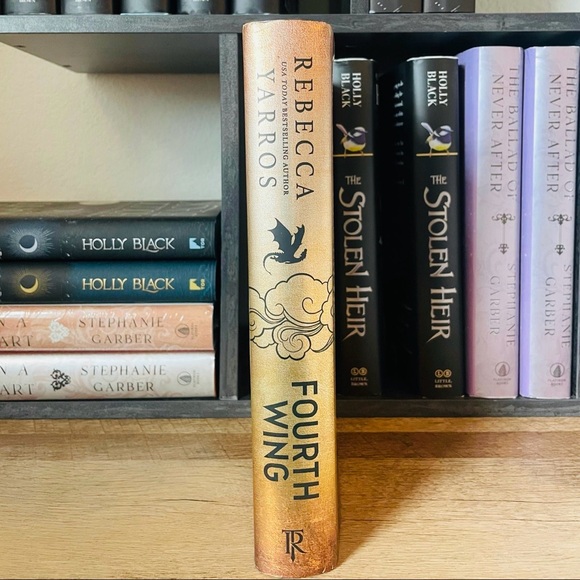 FOURTH WING  by Rebecca Yarros ( First Edition ) - Picture 5 of 11